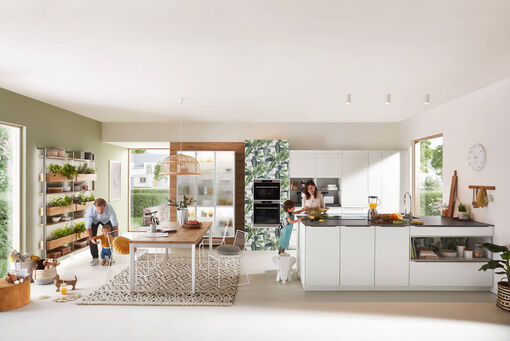 Dank der weißen Fronten und der Pflanzregale wirkt diese xeno-Küche frisch und modern.